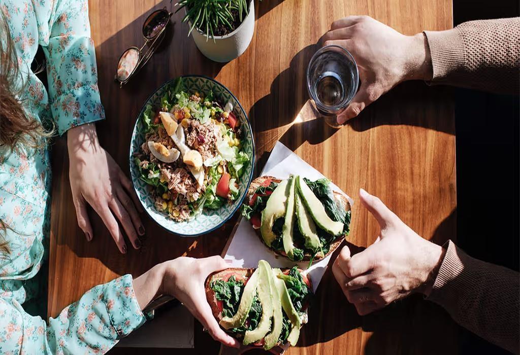 بهترین غذاهای شادی آور برای بهبود سلامت روان و خلق و خو