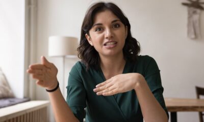 تاثیر مکث در کلام بر قضاوت دیگران از میزان تخصص و دانش ما