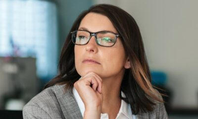 بررسی علمی این موضوع که چرا زنان جنسیت خود را پنهان می کنند در محیط های کاری رقابتی