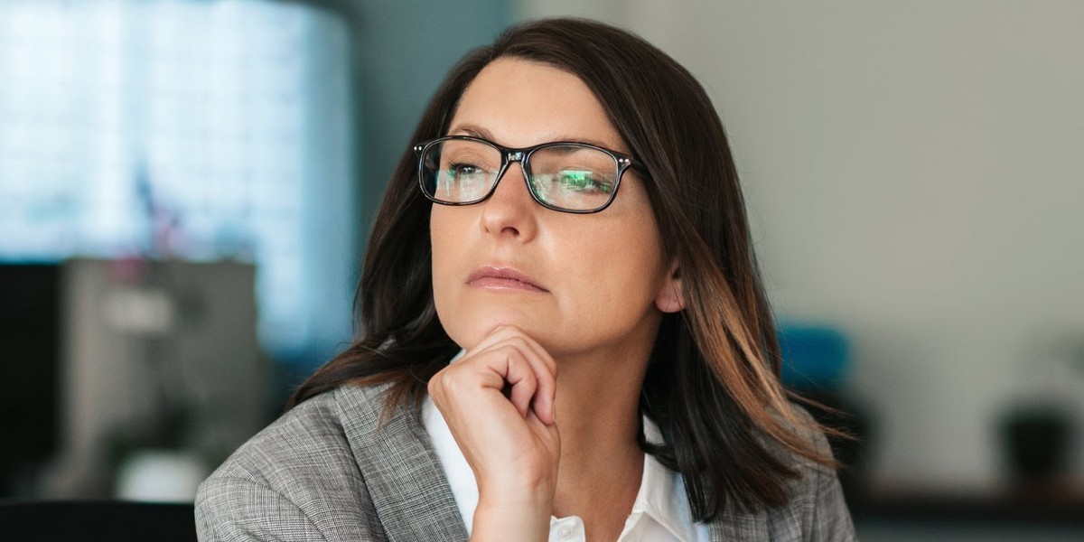 بررسی علمی این موضوع که چرا زنان جنسیت خود را پنهان می کنند در محیط های کاری رقابتی