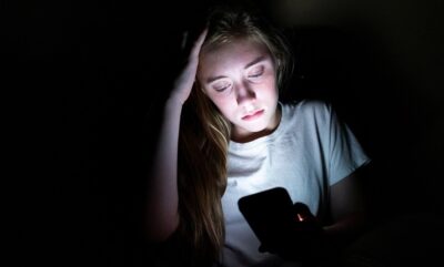 بررسی علمی رابطه اضطراب جوانان و شبکه های اجتماعی در نسل جدید