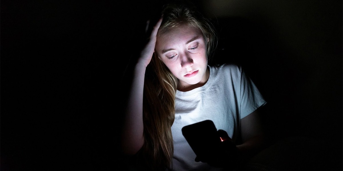 بررسی علمی رابطه اضطراب جوانان و شبکه های اجتماعی در نسل جدید