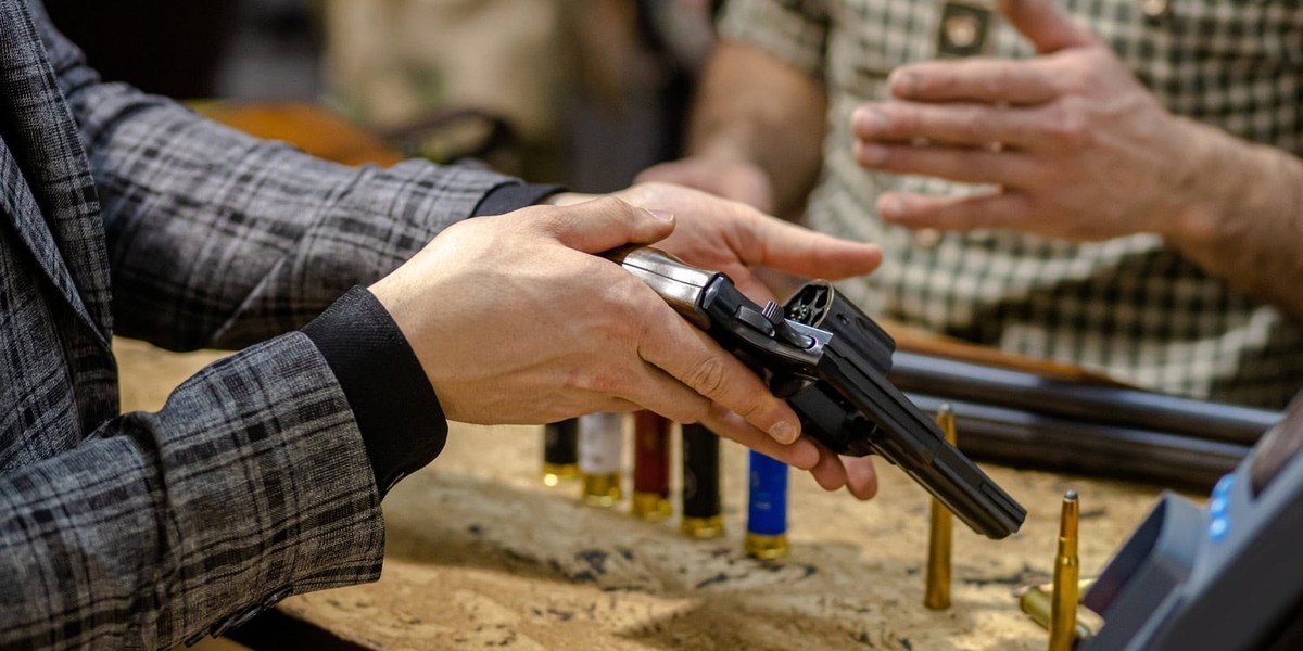 بررسی افزایش انگیزه آمریکایی ها برای حمل سلاح برای محافظت در تجمعات سیاسی