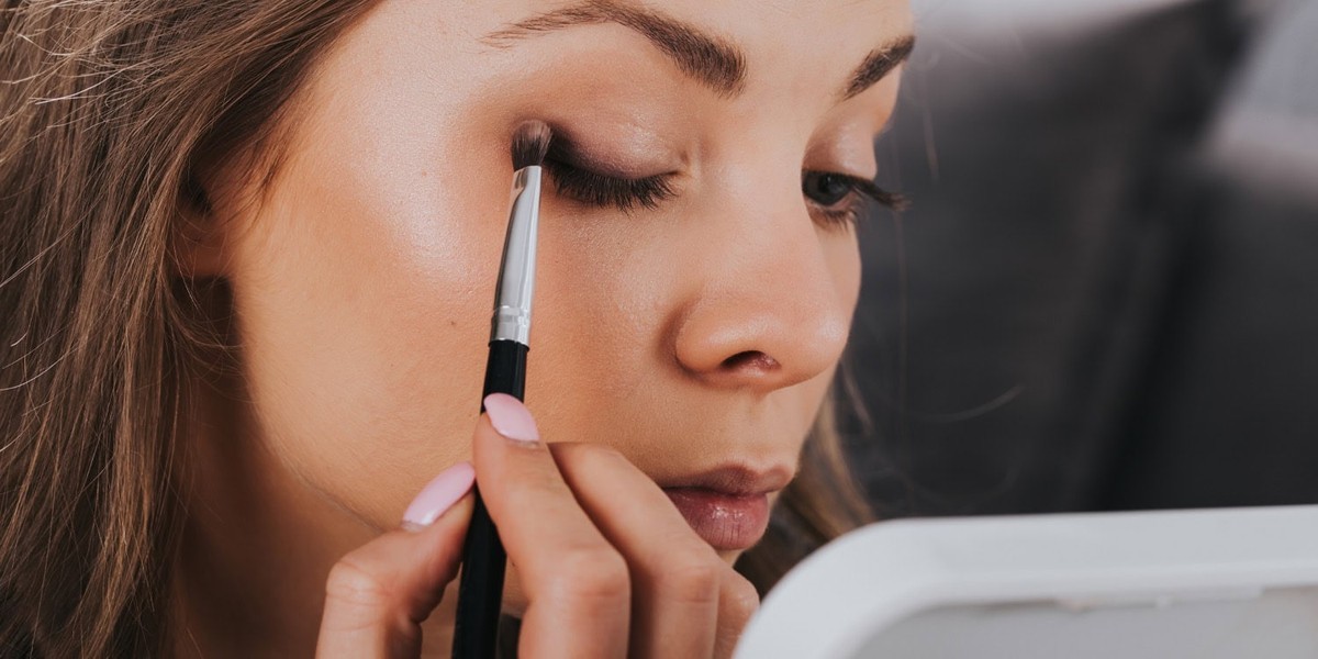 تحقیقات جدید درباره نقش پدر در آرایش زنان و اندازه بازار زیبایی