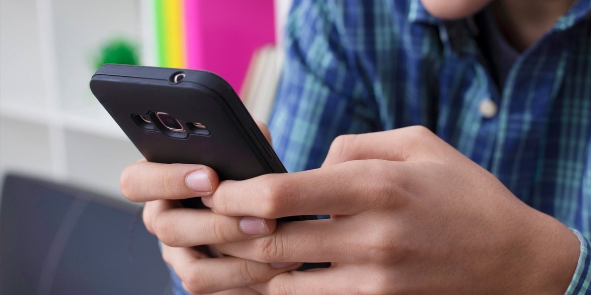 بررسی تاثیر شبکه های اجتماعی بر دوستی های واقعی و کیفیت روابط نوجوانان