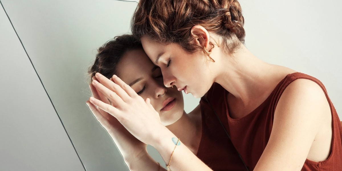 بررسی علمی پیوند میان خودشیفتگی و کمال گرایی در لحظه در تجربیات روزمره