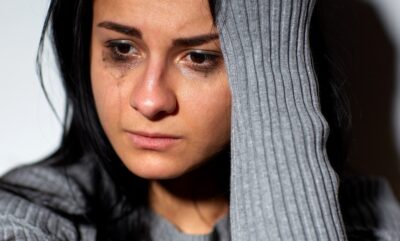 تاثیر گریه بر حال روحی؛ آیا گریه واقعا حالمان را بهتر می کند؟